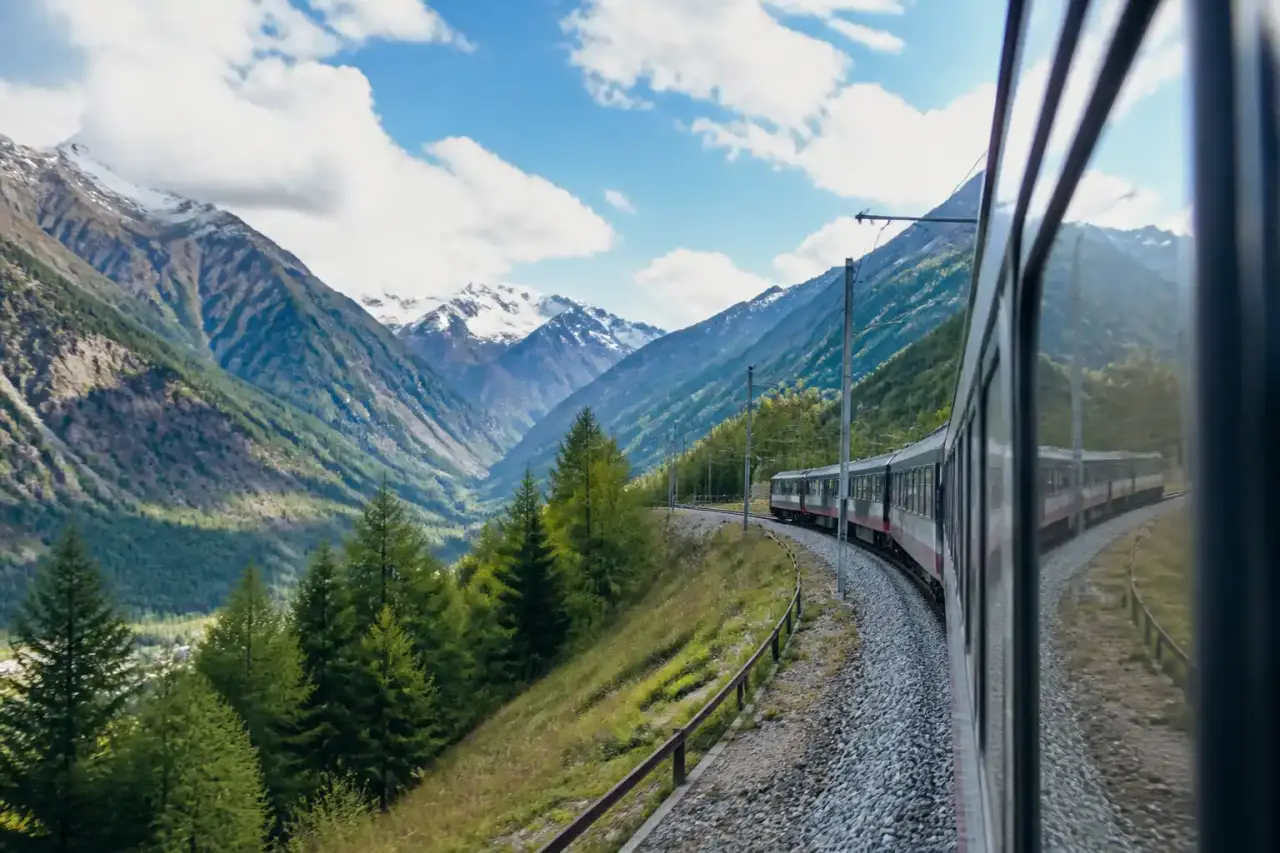 Illustration géométrique d'un train traversant les Alpes entre Lyon et Turin